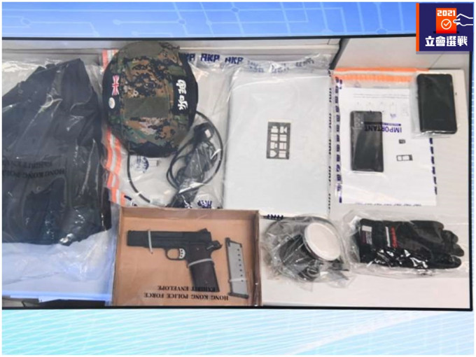警方檢印有香港加油字句頭盔及仿製槍械等武器。