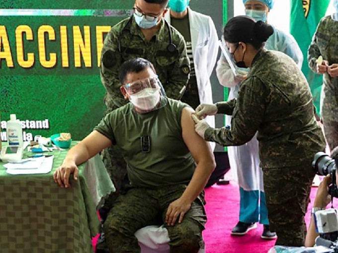 菲律賓參謀總長佛斯蒂諾已接種兩劑疫苗但仍感染新冠病毒。網上圖片