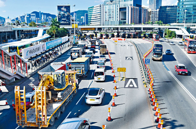 紅隧實施「易通行」不停車繳費系統首個工作天，交通大致暢順。 
