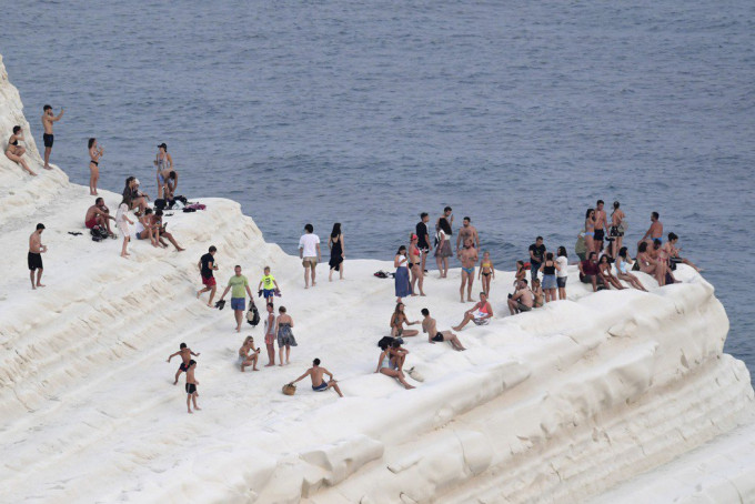 热浪来袭，海边成为民众的热门去处。美联社图片