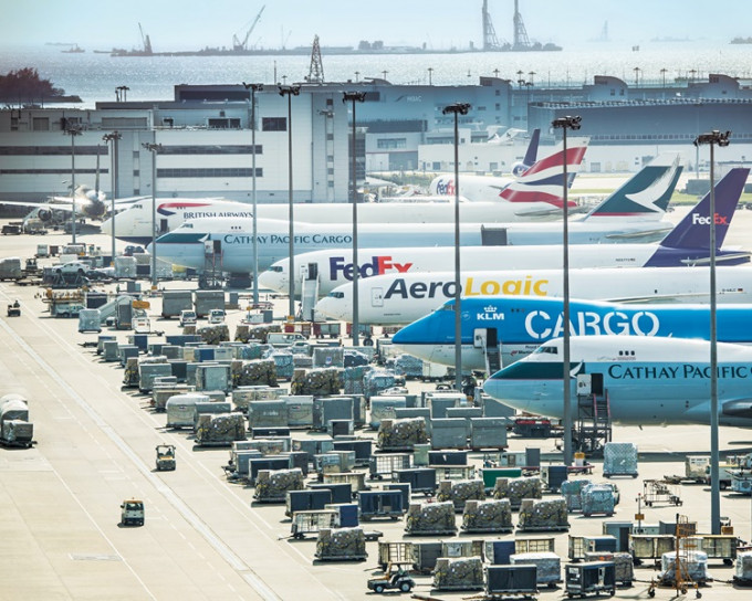 香港機場今年首2個月客運量上升，貨運量下降。