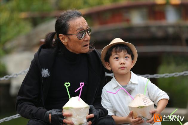 在《寶貝的新朋友》中，謝賢和慶譽兩「爺孫」去旅行。