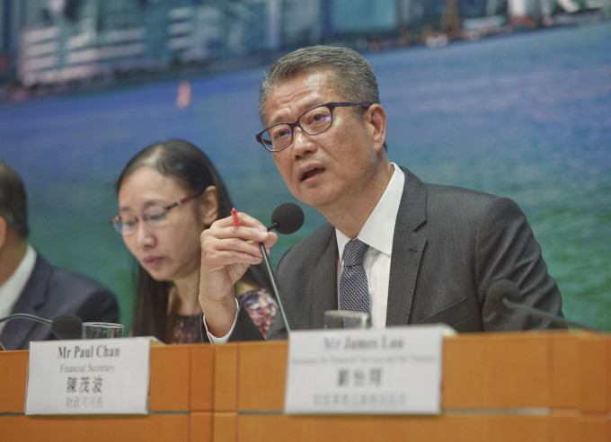 财政司司长陈茂波表示，本港经济面对内忧外患。 资料图片