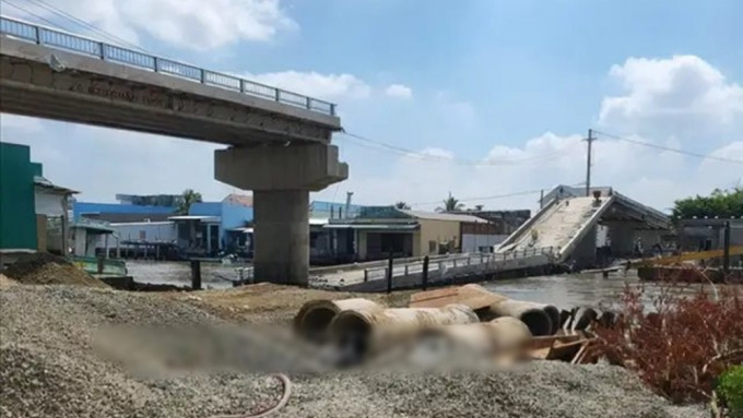 大橋截斷，堵住河道。互聯網圖片