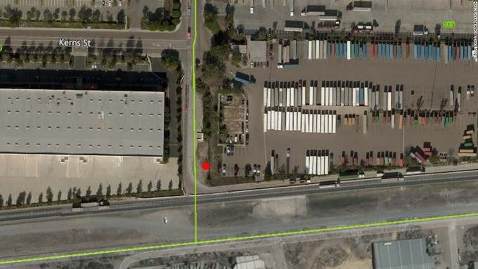 地道入口位於蒂華納市，藏在一座倉庫內，出口則是在聖迭戈邊界圍欄附近。網圖