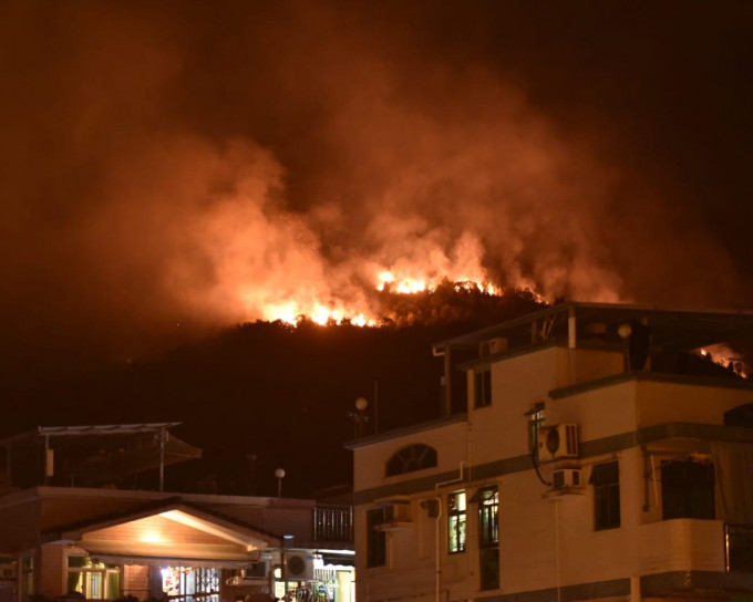 马鞍山鹿巢山山火燃烧20小时，至今早8时许救熄。 资料图片
