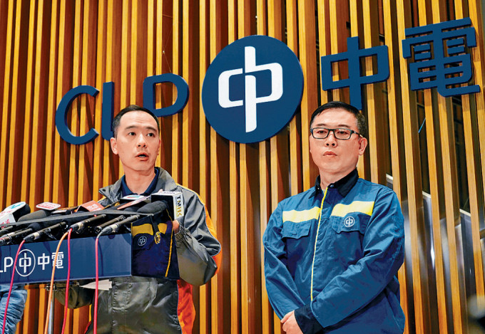 中华电力总裁罗嘉进(左)昨晚就事故为市民带来不便致歉。
