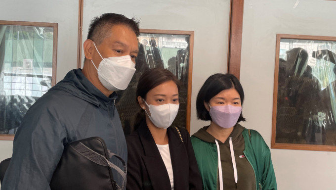 吴先生（左）以6万元投得摊位，与女儿Michelle（中）、吴太卖中高端兰花。（解青羽摄）