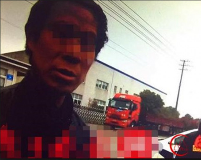 五旬漢最終因涉嫌尋釁滋事罪被拘留。網圖