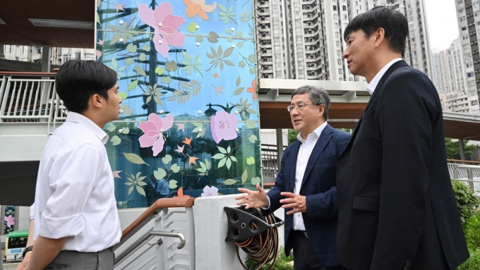 卓永興指香港仔中心行人天橋升降機外的花草圖案，綺麗奪目（卓永興社交網站圖片）