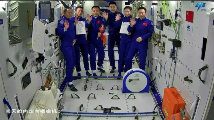 兩個乘組移交中國空間站的鑰匙。