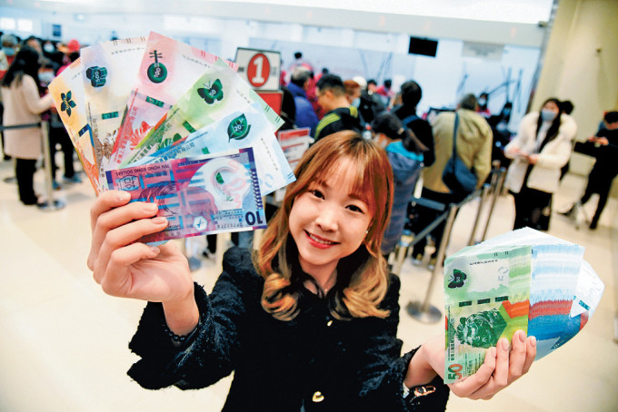 本港3間發鈔銀行由昨日起至下月9日年三十晚提供兌換新鈔及「迎新鈔」服務。