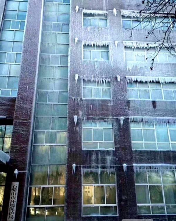 宁夏回族自治区石嘴山市环保局大楼外墙结冰。网图