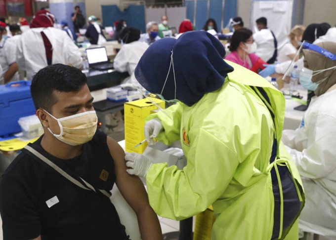 印尼民调指逾四成民众不愿接种新冠疫苗。AP图片