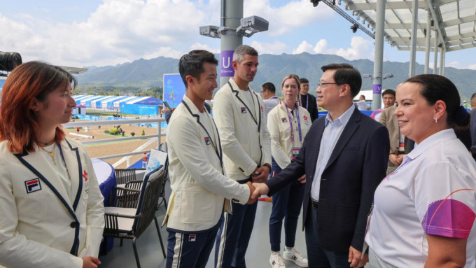 李家超指杭州亚运会是国家举办的体育盛事之一，形容香港「不只是参与者，更是贡献者」。（李家超FB图片）