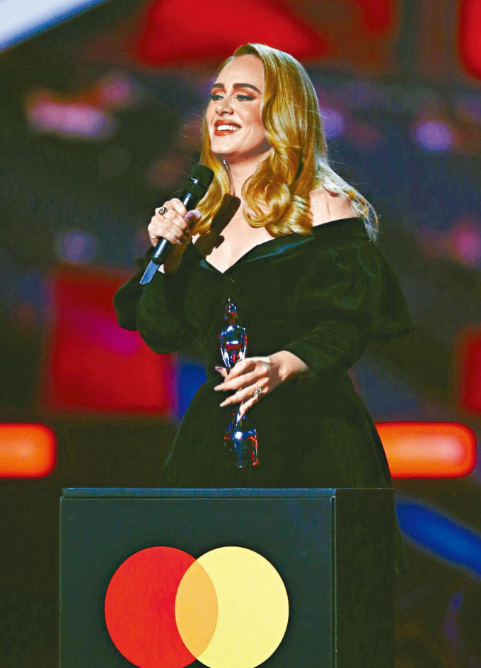 天后Adele周二在「英國音樂獎」擸3大獎後，繼續留在倫敦狂歡。