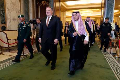 美国国务卿蓬佩奥（前左）在利雅德与沙特外长朱贝尔（前右）会面。AP