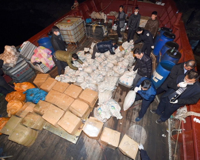 去年广东省公安厅，在陆丰市甲子港一艘渔船上缴获2吨冰毒。