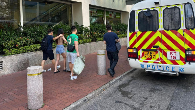 警方夥入境处荃湾沙田扫黄 拘10名内地女。警方图片