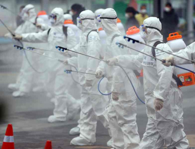 南韓疫情嚴峻市內加強消毒。AP