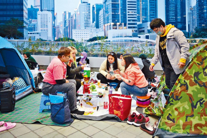 不少外佣假日外出无视法例，多人在街头聚集饮食。