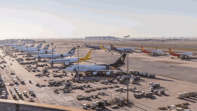林世雄指本港机场蝉联全球最繁忙国际货运机场。网志图片