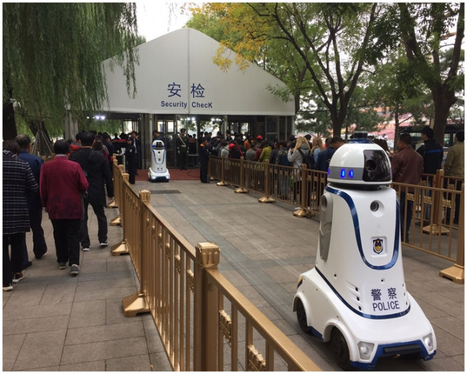 天安门广场前设立大型安检站，有机器人发声叫人自觉排队，接受安检。王争鸣摄