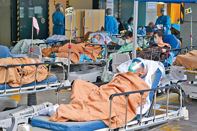 ■大批病人躺在牀上等候入院，更要淋雨捱冷。