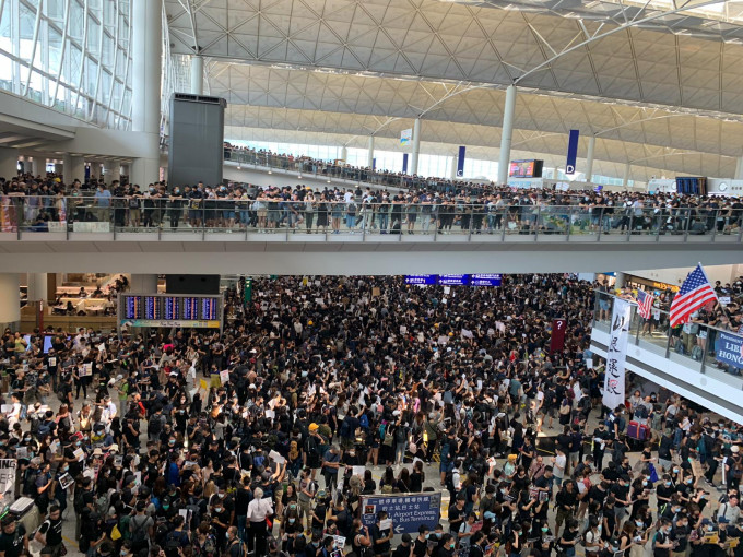 国泰呼吁员工尽快离开机场。