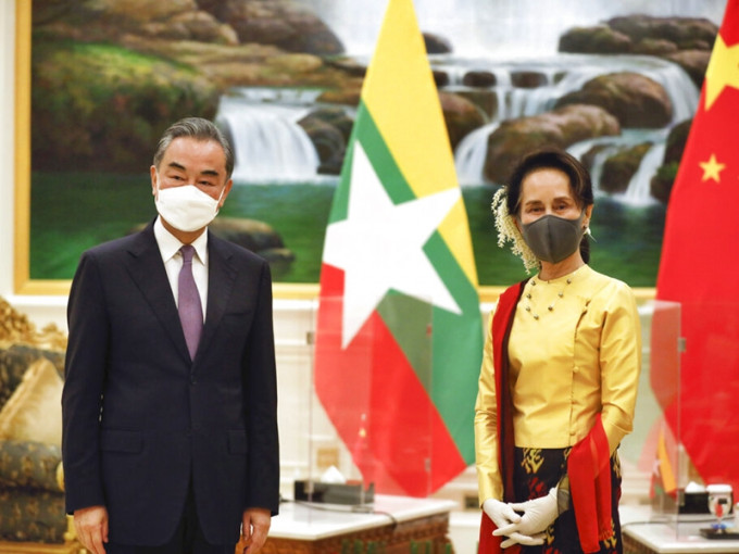 國務委員兼外長王毅在緬甸首都內比都，與當地國務資政兼外長昂山素姬會談，討論加強中緬雙邊合作。AP圖片