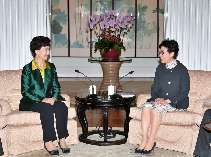 林郑月娥（右）下午在礼宾府与贵州省省长谌贻琴（左）会面。政府新闻处图片