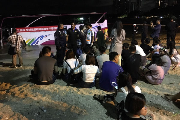 车内34名中国游客受轻伤。网图