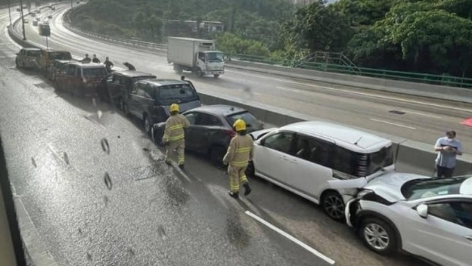 屯門公路多車相撞。（屯門公路塞車關注組Karly AU圖片)