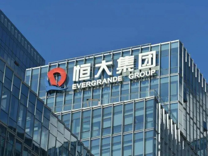 恒大地产董事长由许家印变更为赵长龙，未涉及管理架构变化。