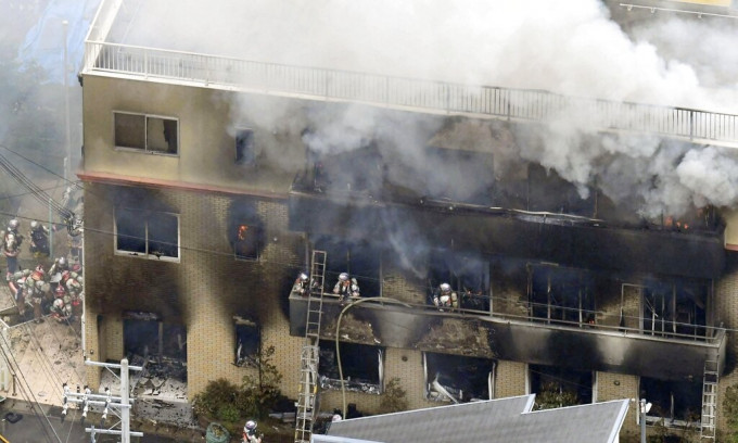 京都动画公司纵火案增至25人死亡。AP图片
