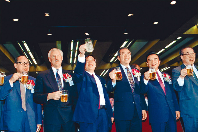 青啤在93年来港上市，成首家H股。右三为时任联交所主席的李业广。