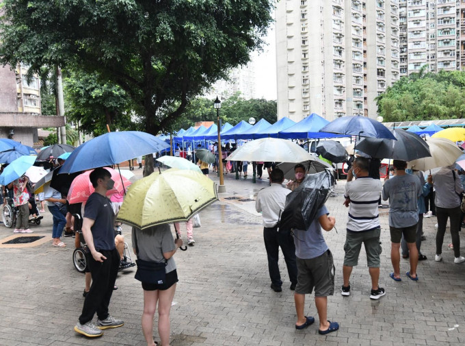 逸雅苑及新峰花园的居民冒雨排队等检测。