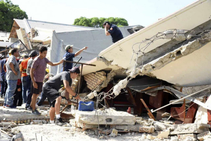 墨西哥一座教堂屋顶倒塌，最少10人死亡，另有60多人受伤。美联社