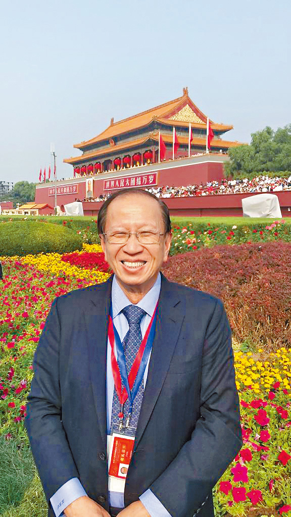 2019年，貝鈞奇前往北京出席國慶70周年慶典。