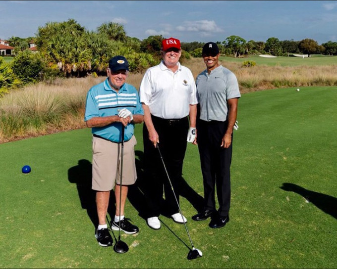 特朗普（中）、老虎活士（右）、尼克勞斯（左）。Donald J. Trump Twitter
