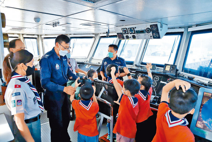 小航海家參觀水警輪時積極發問及回答問題，從中加深對水警工作的了解。