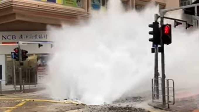 堅尼地城爆地下水管 激射3米高水柱變馬路噴泉