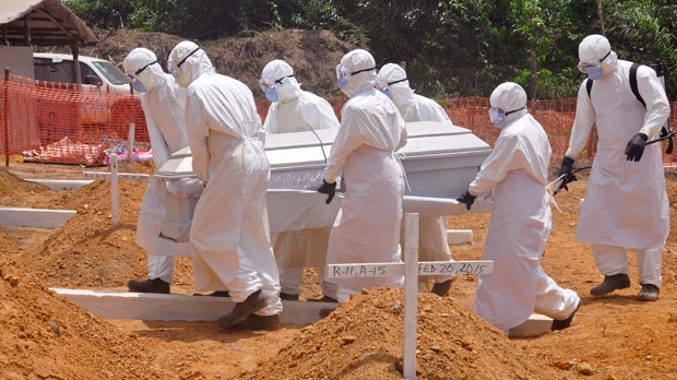 醫護人員在利比里亞處理死者遺體。AP資料圖片