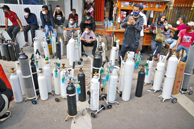 耶加达市民周一在一个氧气站排队入气。　