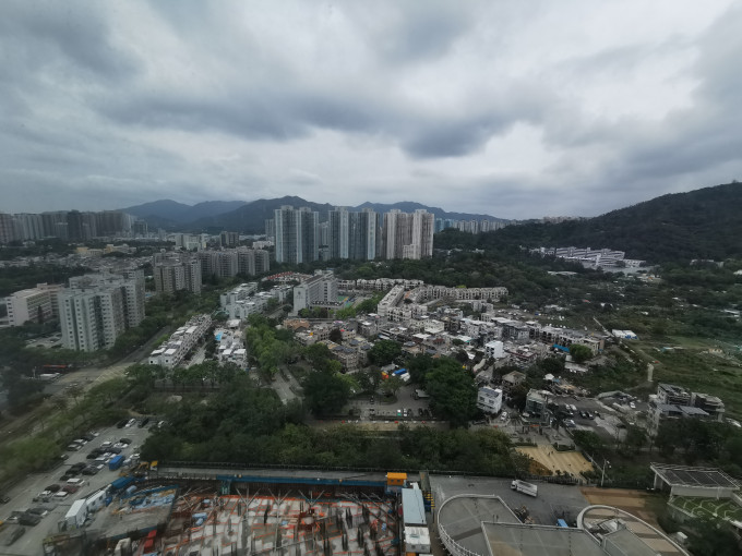 高層單位外望市景及山景，開揚不侷促。