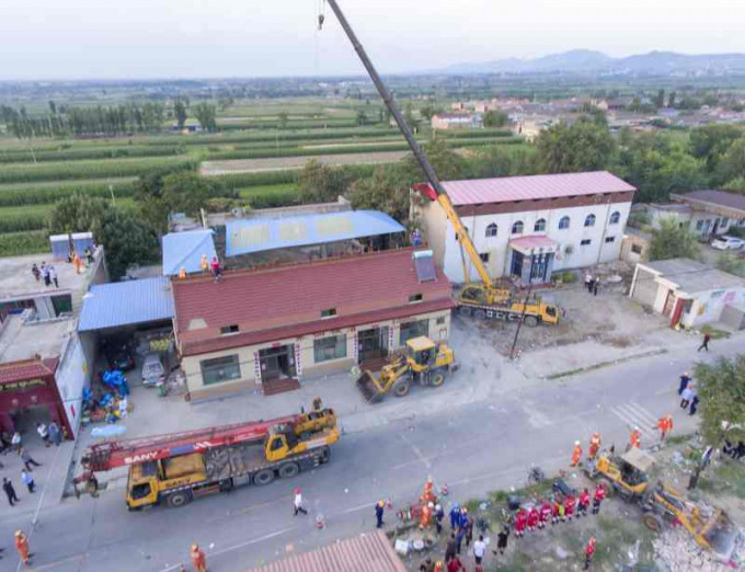 山西省临汾市襄汾县一家两层楼高的饭店早前突然坍塌。 新华社