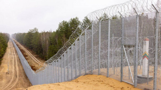 立陶宛建550公里长铁丝网围栏，阻截白俄偷渡客。网上图片