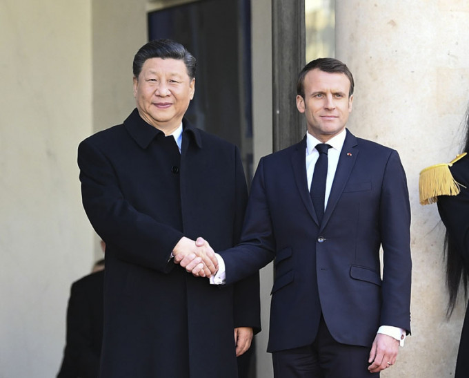中國國家主席習近平周一抵達巴黎，繼續對法國國事訪問。（新華社）