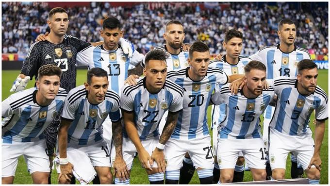 阿根廷周五晚公布世界盃廿六人參賽名單，七屆金球獎得主美斯再度出擊，成為阿根廷史上第一位五戰決賽周的國腳。網上圖片