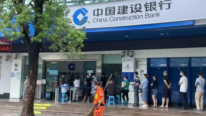深圳多間銀行近日都有大批用戶排隊，等候辦理解凍戶口手續。網上圖片